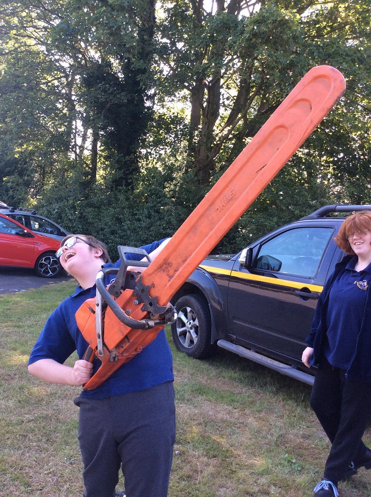 Pupil holding equipment